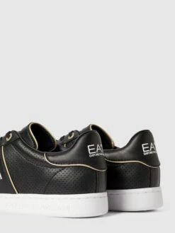 EA7 Emporio Armani Sneaker Mit Label-Details Modell 'SNEAKER ACTION LEATHER' - Schwarz -Geox Verkaufsgeschäft 6gq3ij2i9d6kmk2h89132lifa8o3edal99b36e9o919j0e1j697k4laeal532dqb9tb46gah9t23ed2ba4o66d9o6osj8oj36gq6ce1kc4qj0o9i69i3edhg6grj2opi68qj4d8