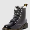 Dr. Martens Schnürboots In Lack-Optik Modell 'Serena' - Schwarz -Geox Verkaufsgeschäft 9gpj6li7acpk2hpo9kpk6i238t256kid9t24sdil99152h296dalcki46kqkslak8p4lck256l5j6iai90o3gchpc9gj8or3cdj3aohk70o36eb5clhjec9hccojccpl68sjgp0