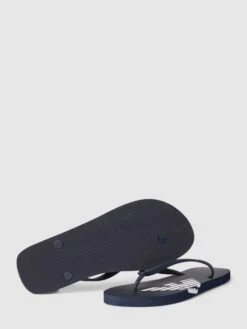 Emporio Armani Zehentrenner Mit Label-Details Modell 'Basic' - Dunkelblau 9 Emporio Armani Zehentrenner Mit Label-Details Modell 'Basic' - Dunkelblau -Geox Verkaufsgeschäft 9koj6jppaoq58difah138hpo8p6kocibad3k8daaah74qli488q56lah911kol2g8ha32cij6d154cij74o3geb368o3epj4c5ijgohk69i62e1hcks68opo6or64opnccs66c0