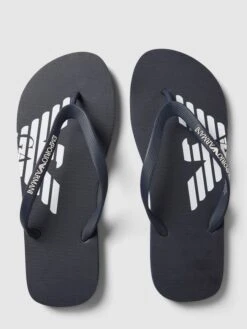 Emporio Armani Zehentrenner Mit Label-Details Modell 'Basic' - Dunkelblau 8 Emporio Armani Zehentrenner Mit Label-Details Modell 'Basic' - Dunkelblau -Geox Verkaufsgeschäft a5b30h9ma8qjal238so5ccqm8554cea86crkqkpi999kkg9m856kakac9gr46ghm8gq4sh9na5a4ulaaa4o38eb574o3ip1j6orm4e9k64rjce9p64smco9pcoq3ee9ocdi6ce0