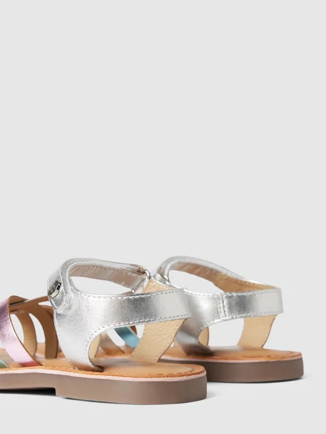 Gioseppo Zehentrenner Mit Label-Details Modell 'SIMAO' - Silber 4 Gioseppo Zehentrenner Mit Label-Details Modell 'SIMAO' - Silber – Bild 2